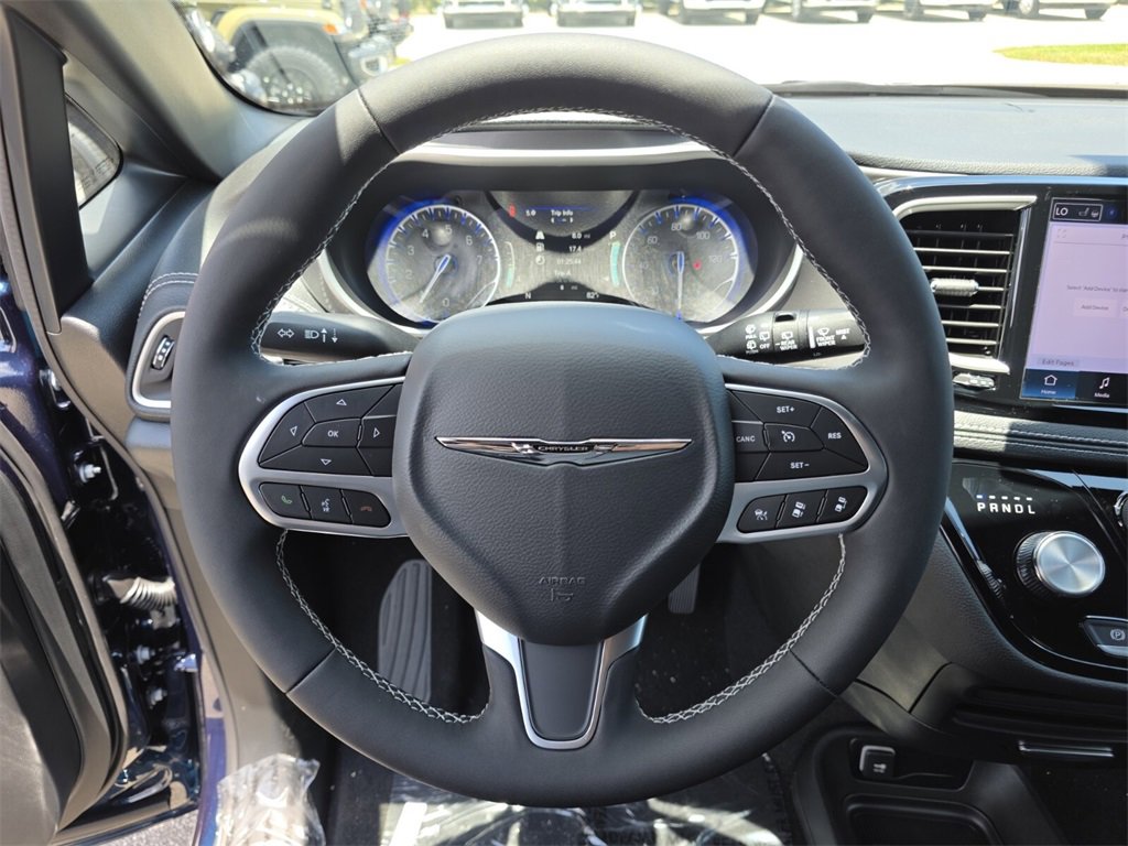 2025 Chrysler Pacifica photo 17