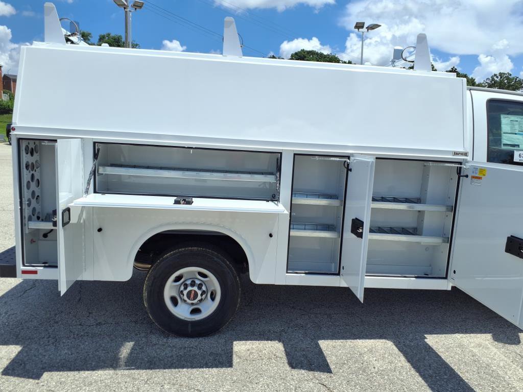 2025 Gmc Savana 3500 Cutaway photo 2