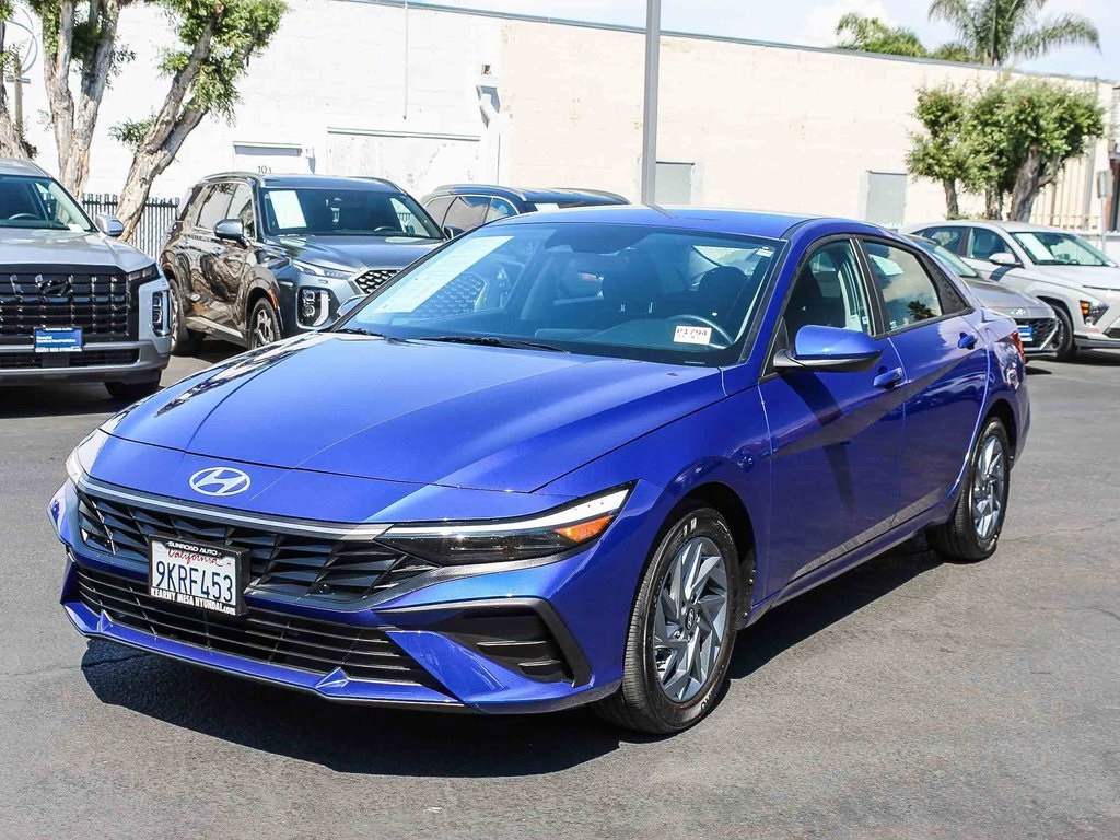 2024 Hyundai Elantra SEL photo 3