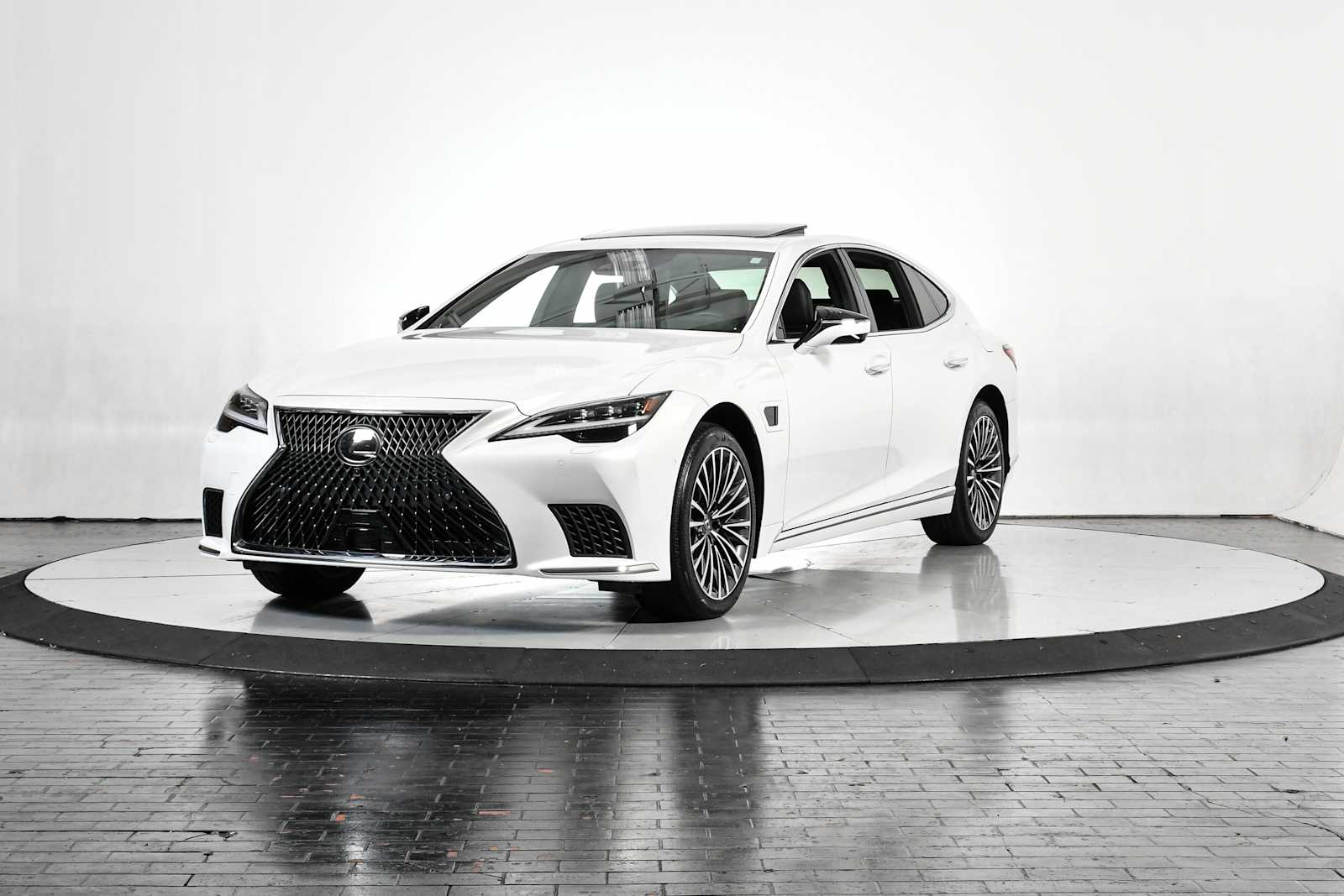 2024 Lexus LS Hybrid 500h's photo