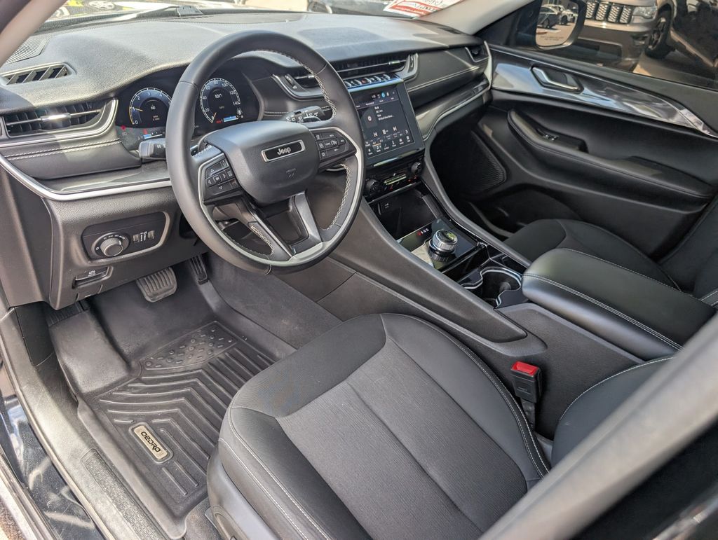 2023 Jeep Grand Cherokee Laredo photo 3