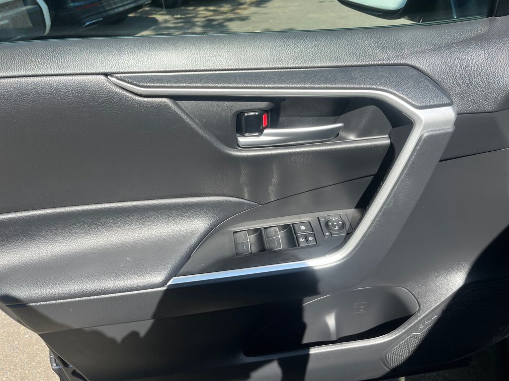 2024 Toyota RAV4 XLE photo 8