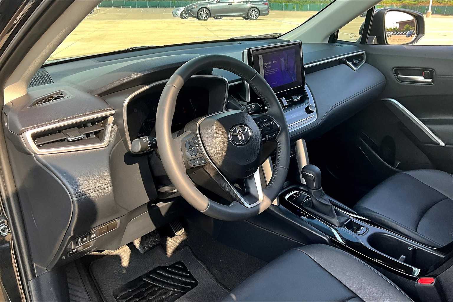 2024 Toyota Corolla Cross XLE photo 17