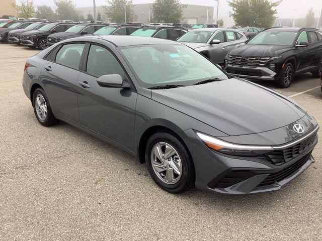2025 Hyundai Elantra SE photo 2