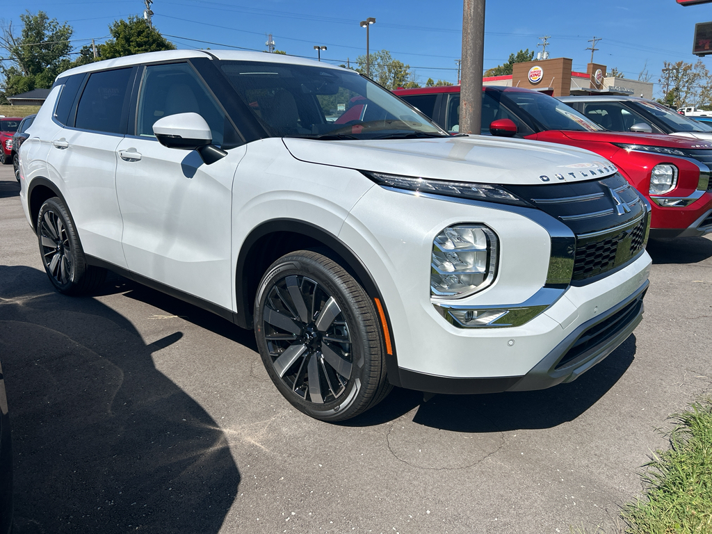 2025 Mitsubishi Outlander SE's photo