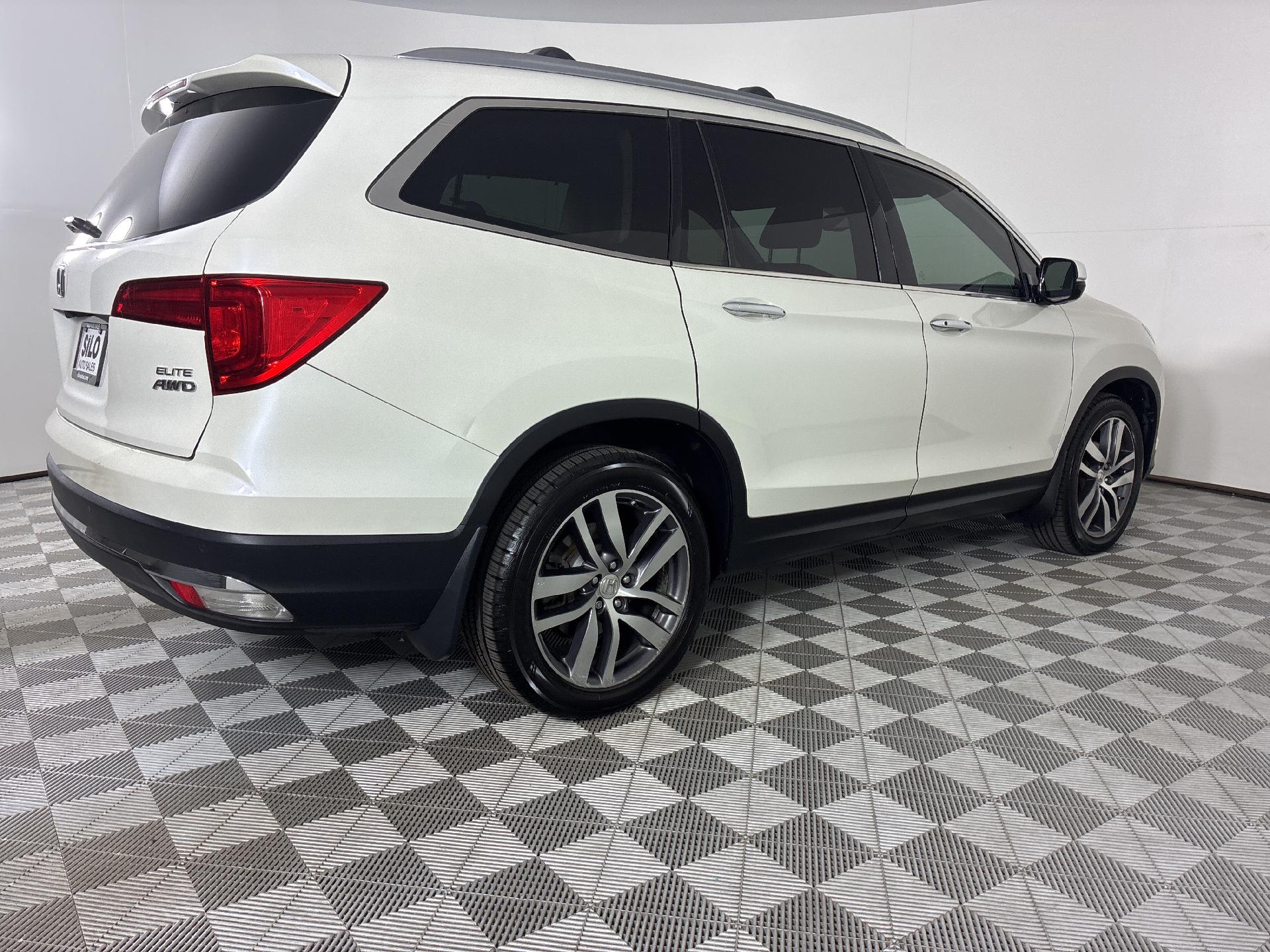 2017 Honda Pilot Elite photo 6
