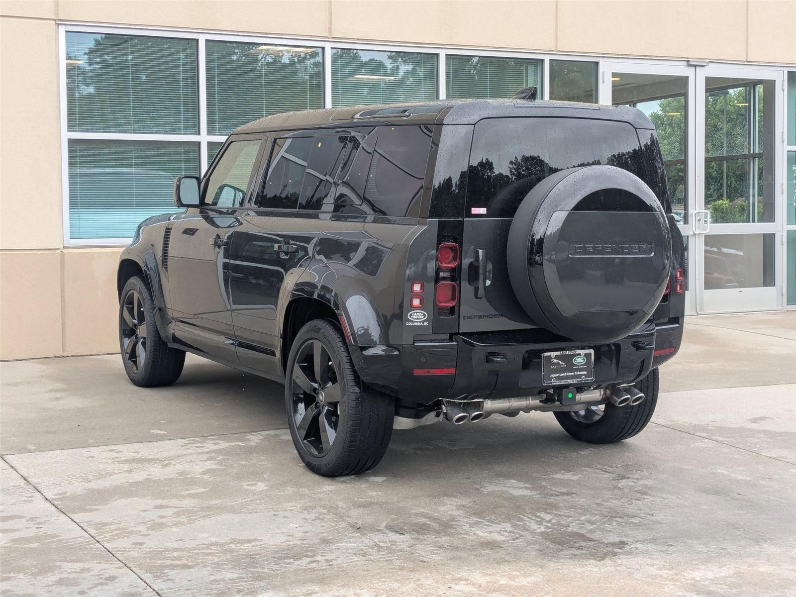 2025 Land Rover Defender 110 X-Dynamic SE photo 4