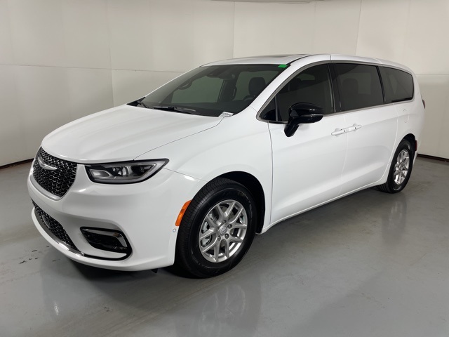 2026 Chrysler Pacifica photo 4