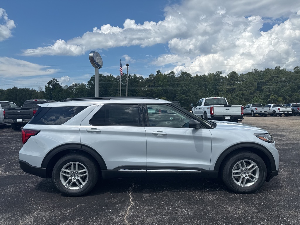 2025 Ford Explorer photo 8