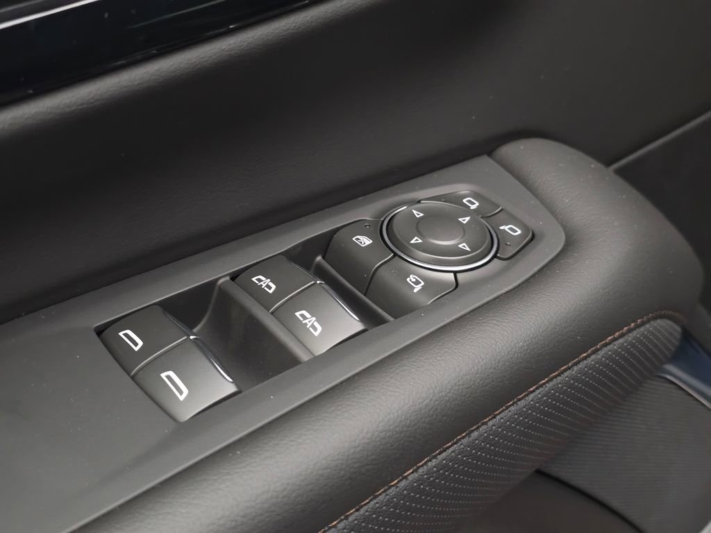 2025 Chevrolet Tahoe High Country photo 2