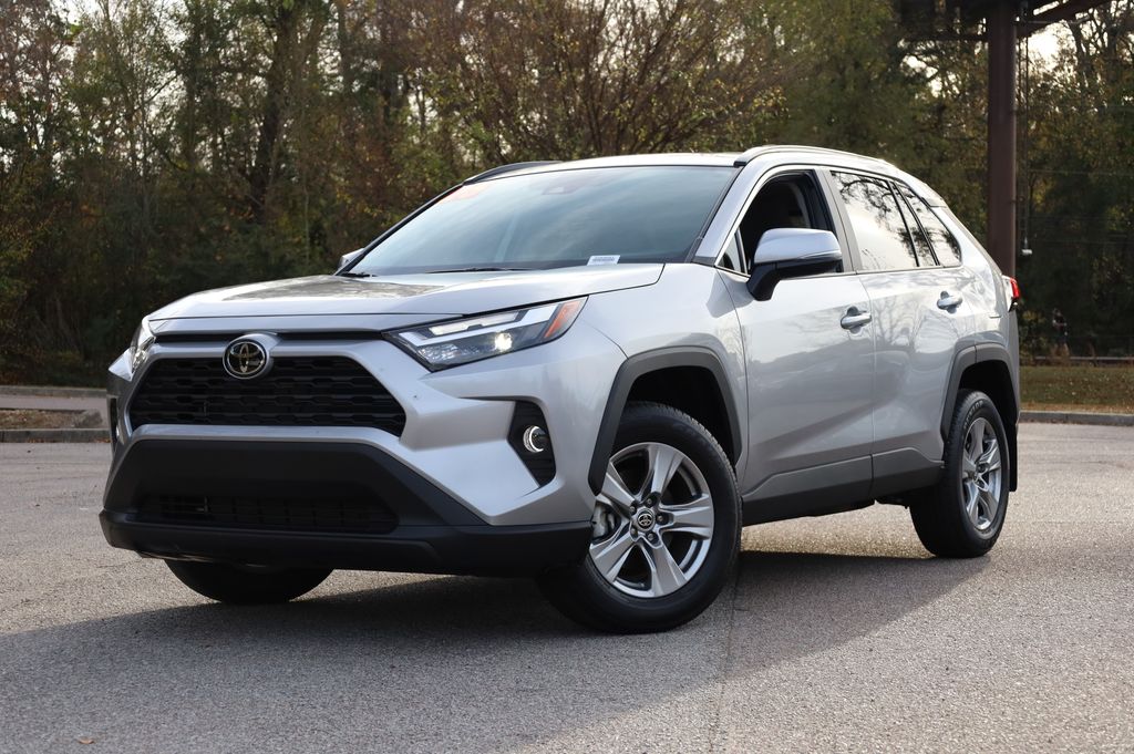 2025 Toyota RAV4 XLE's photo