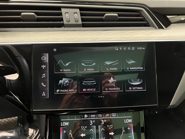 2022 Audi e-tron Premium photo 25