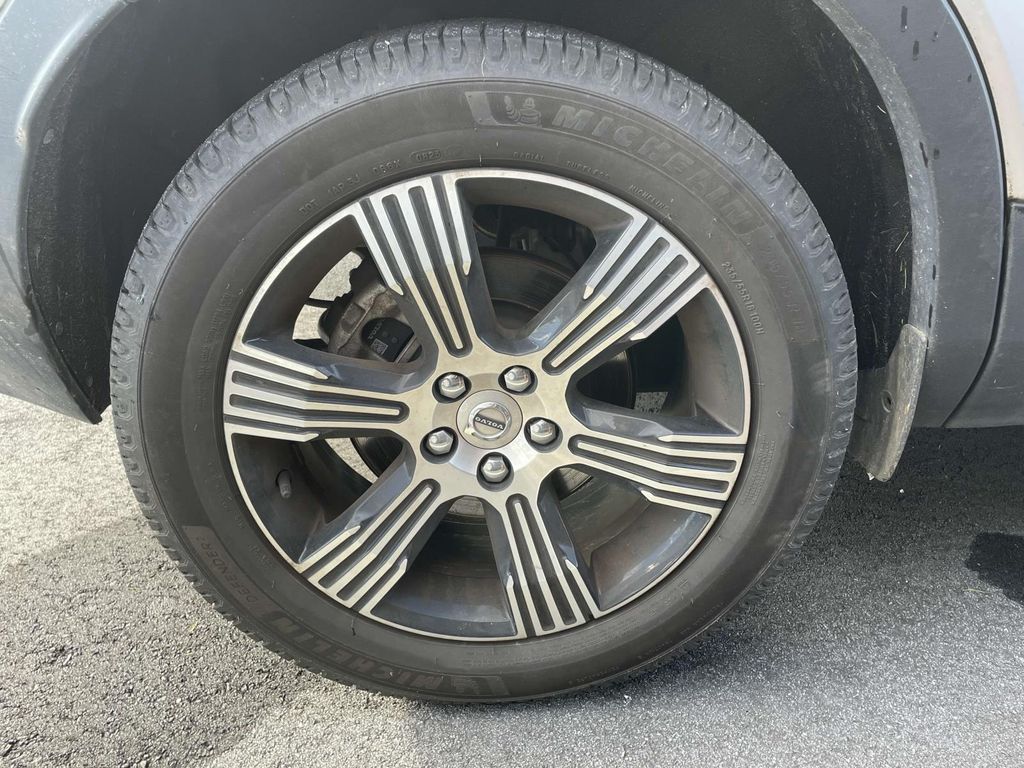 2019 Volvo XC40 T5 Inscription photo 2