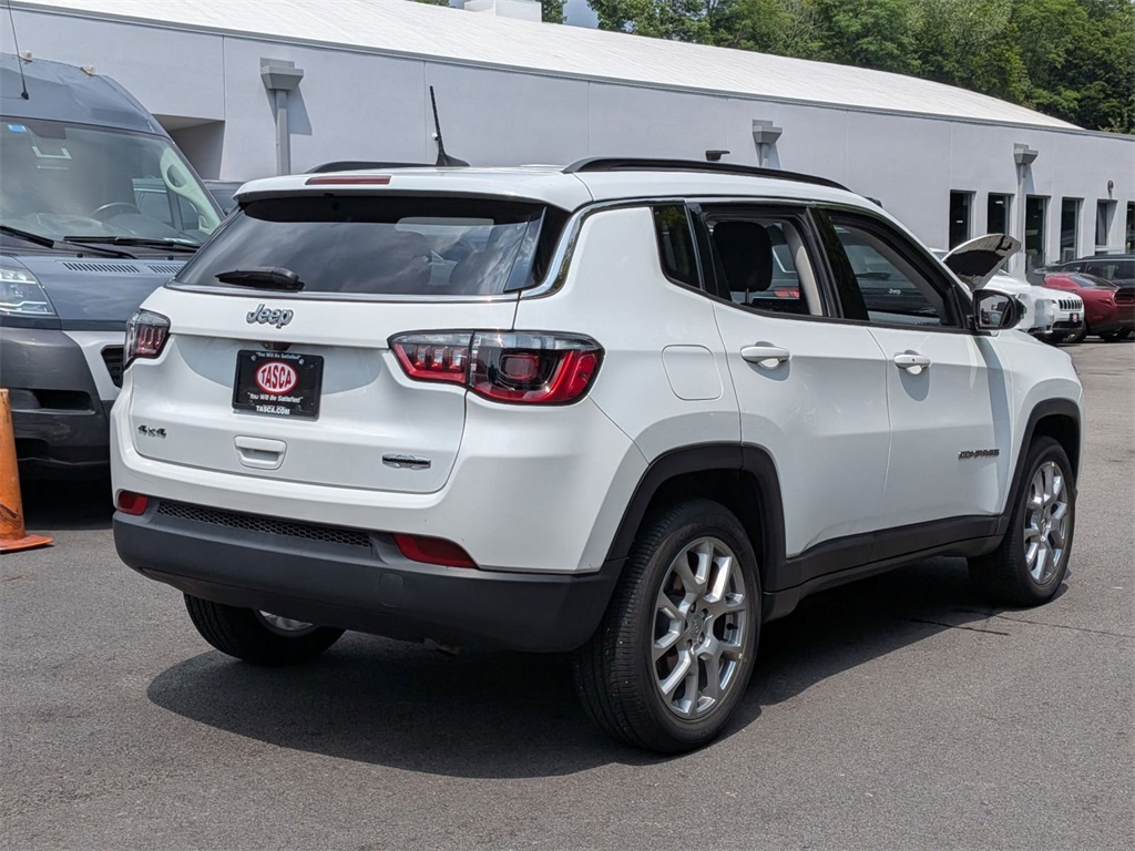2022 Jeep Compass Latitude Lux photo 3
