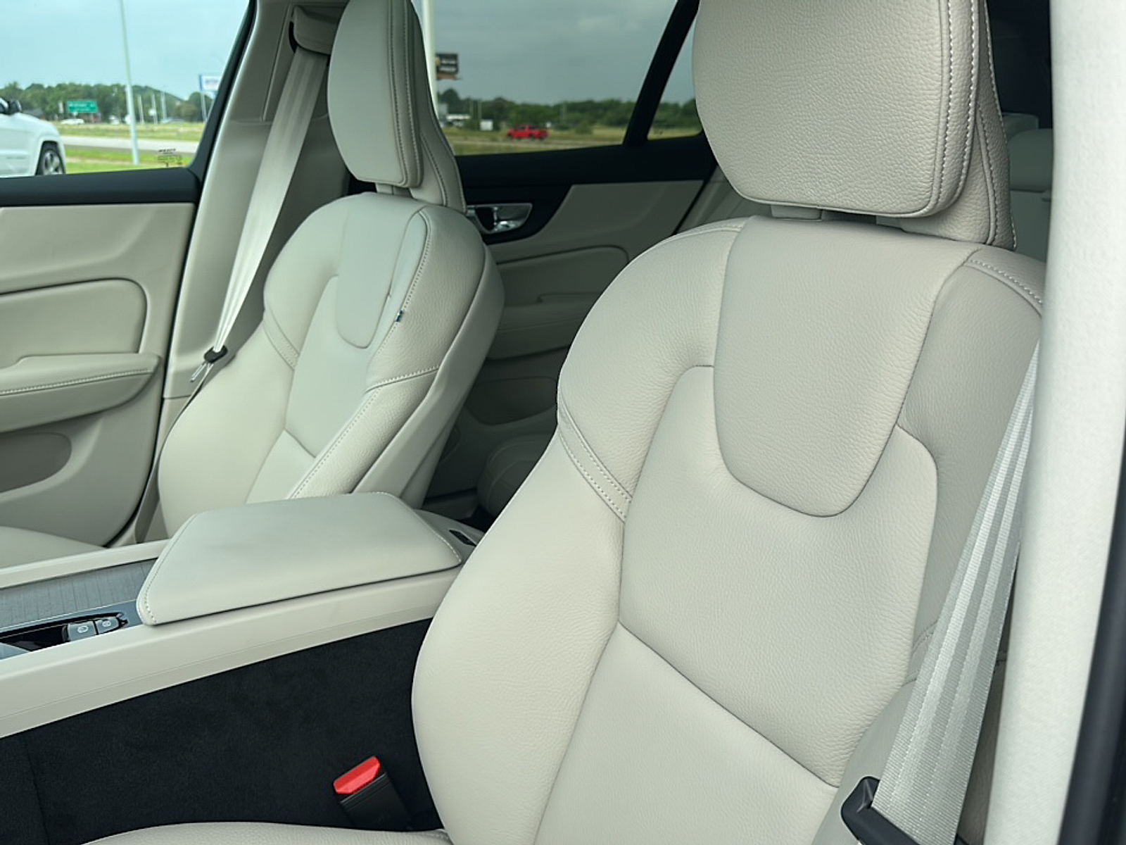 2026 Volvo V60 Cross Country B5 AWD Plus photo 5