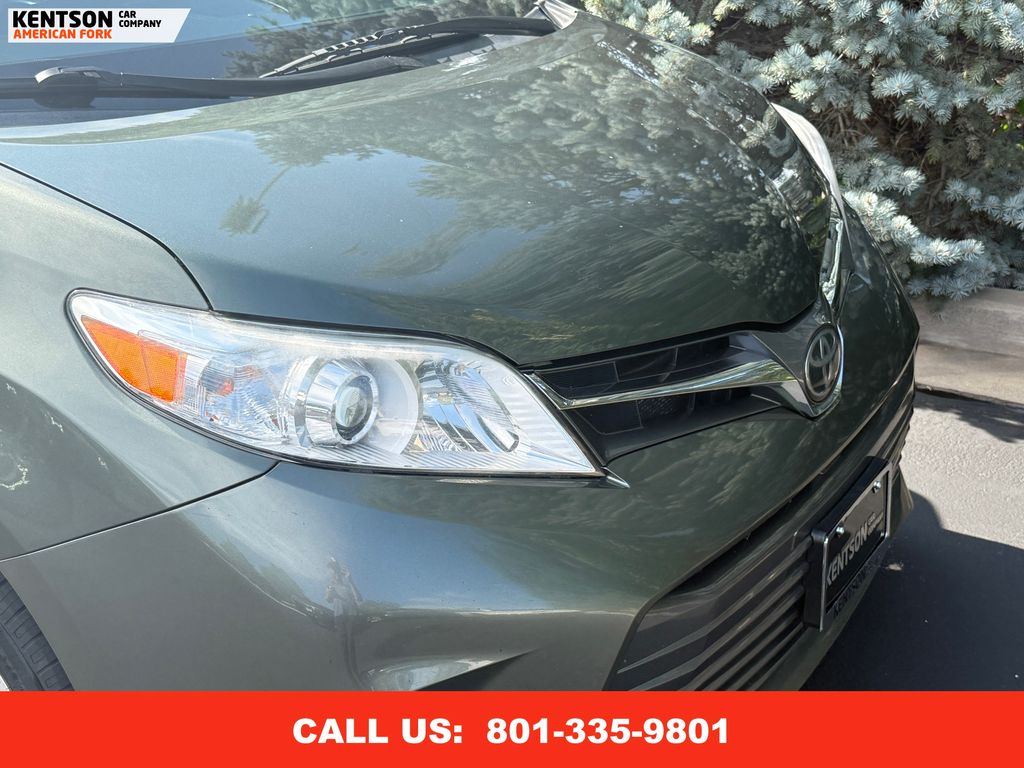 2019 Toyota Sienna XLE photo 14