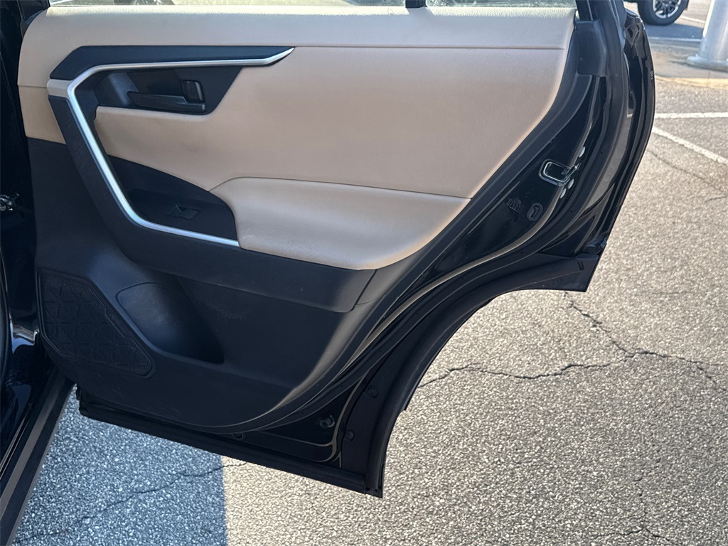 2021 Toyota RAV4 LE photo 16