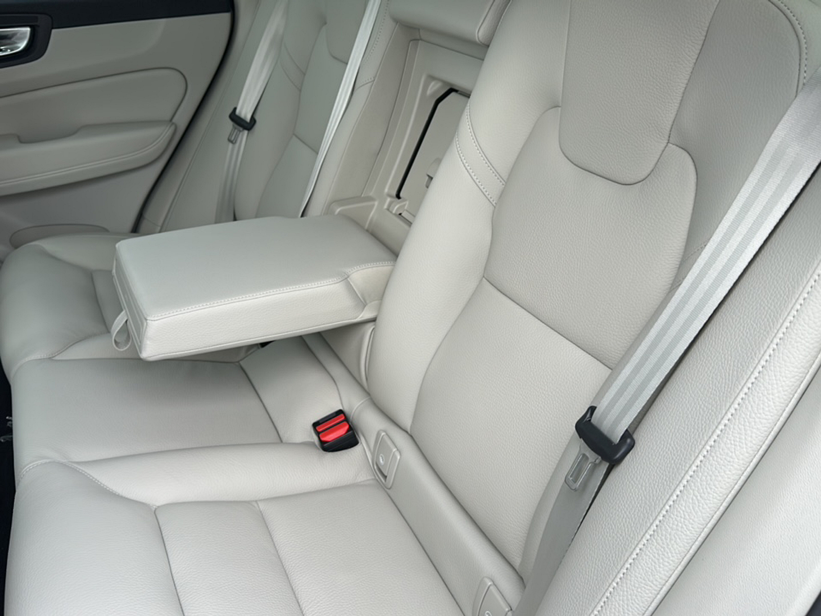 2024 Volvo XC60 Recharge Hybrid T8 Plus photo 11