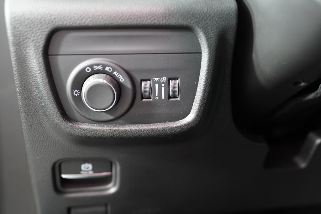 Used 2025 White Jeep Laredo image 12