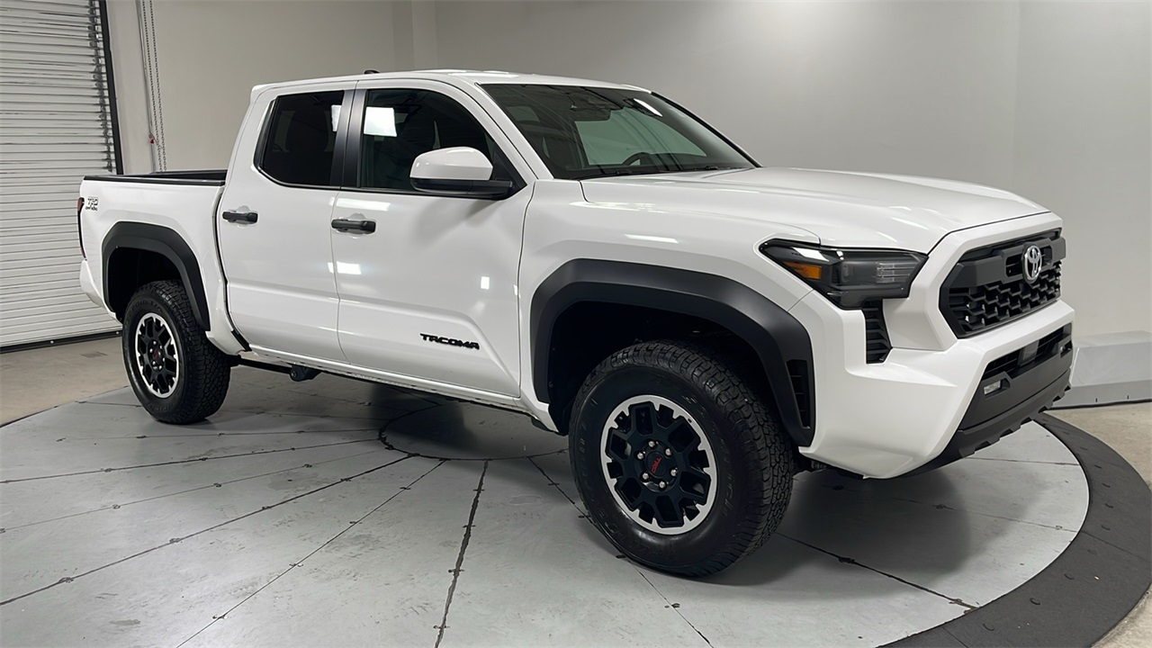 2025 Toyota Tacoma TRD Off-Road photo 3