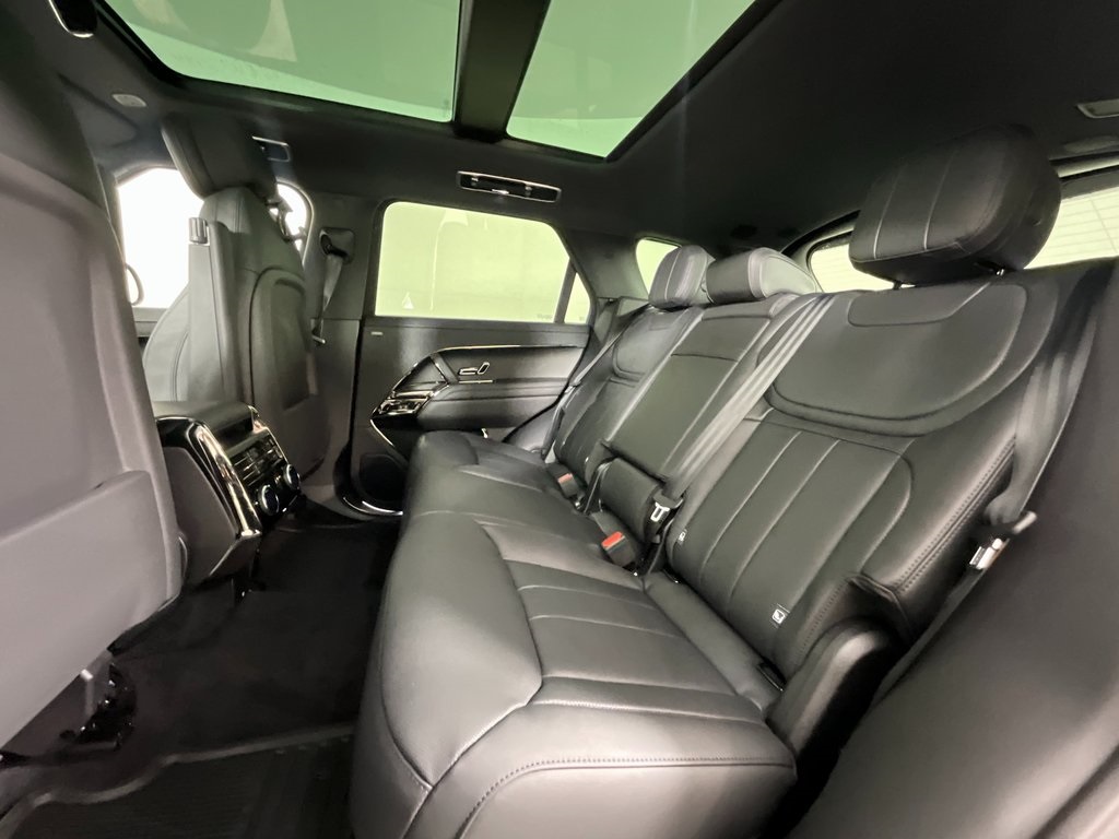 2025 Land Rover Range Rover Sport SE photo 4