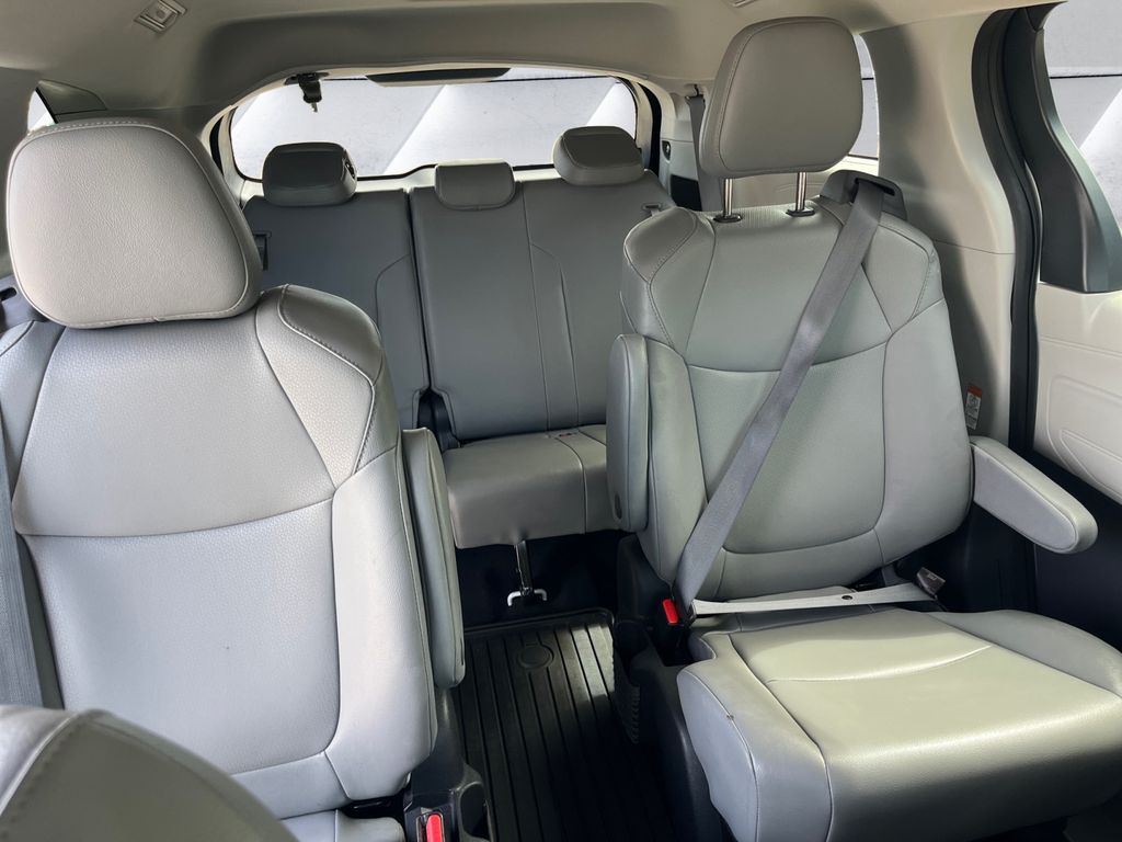 2022 Toyota Sienna XLE photo 16