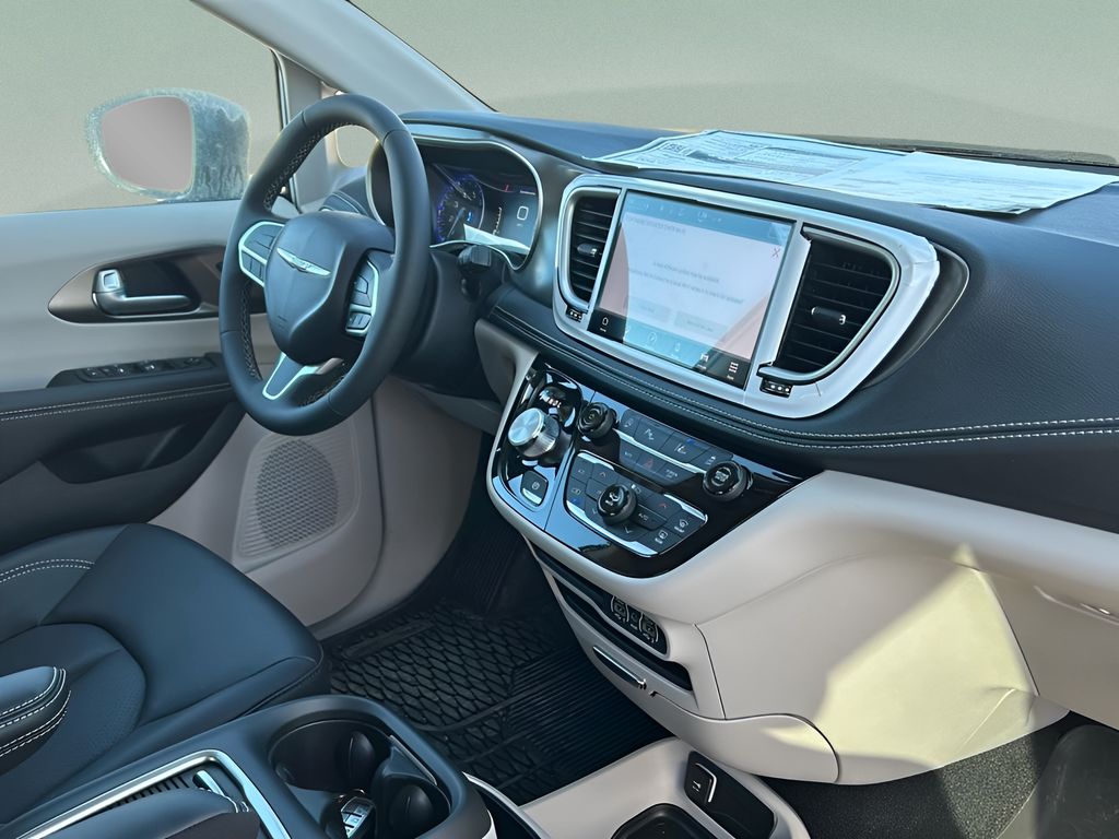2024 Chrysler Pacifica Touring L photo 22