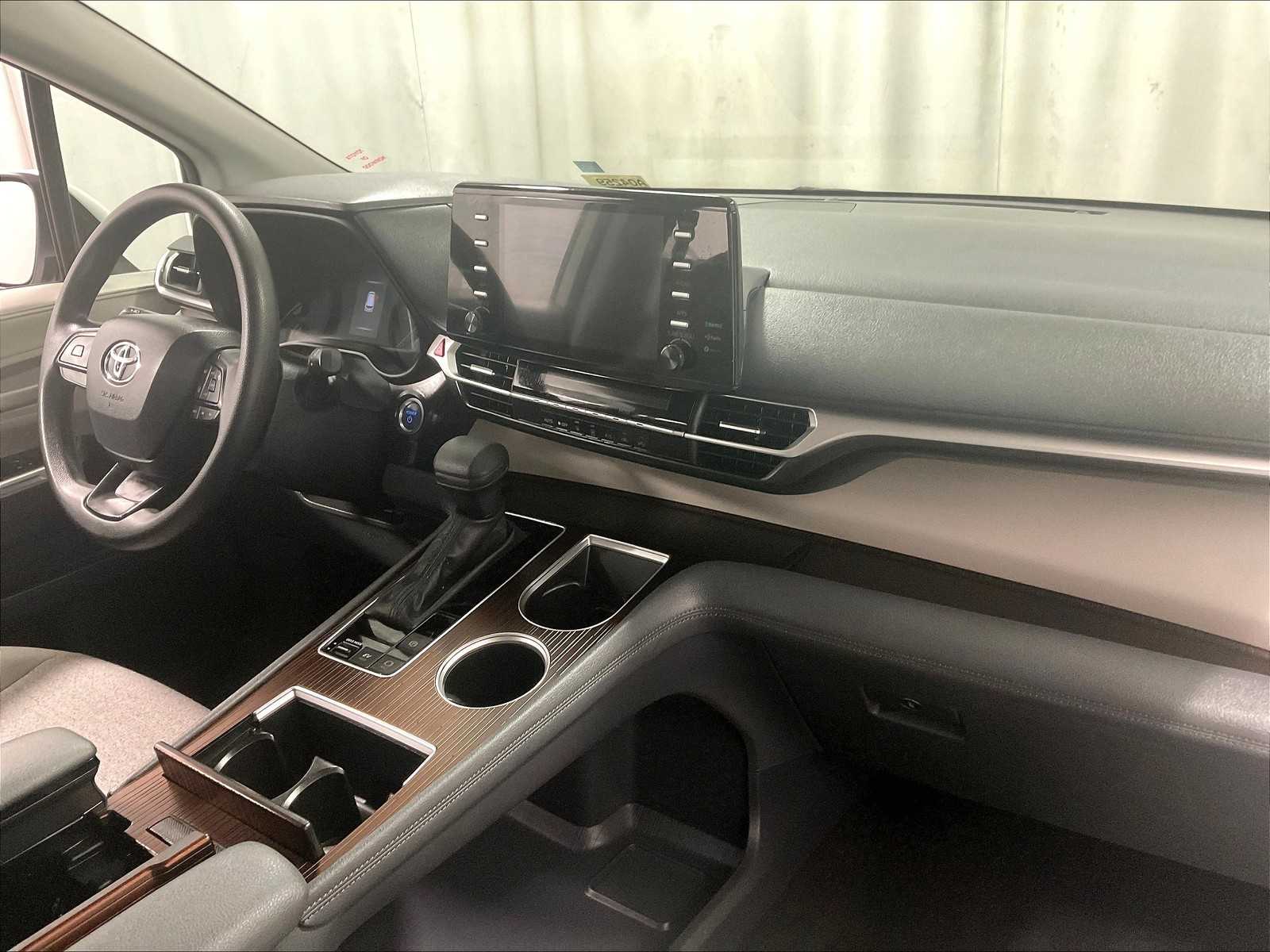 2024 Toyota Sienna LE photo 14