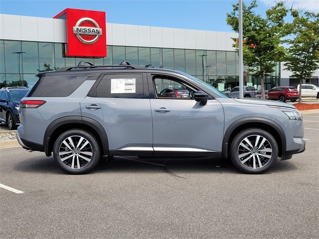 2025 Nissan Pathfinder Platinum photo 2