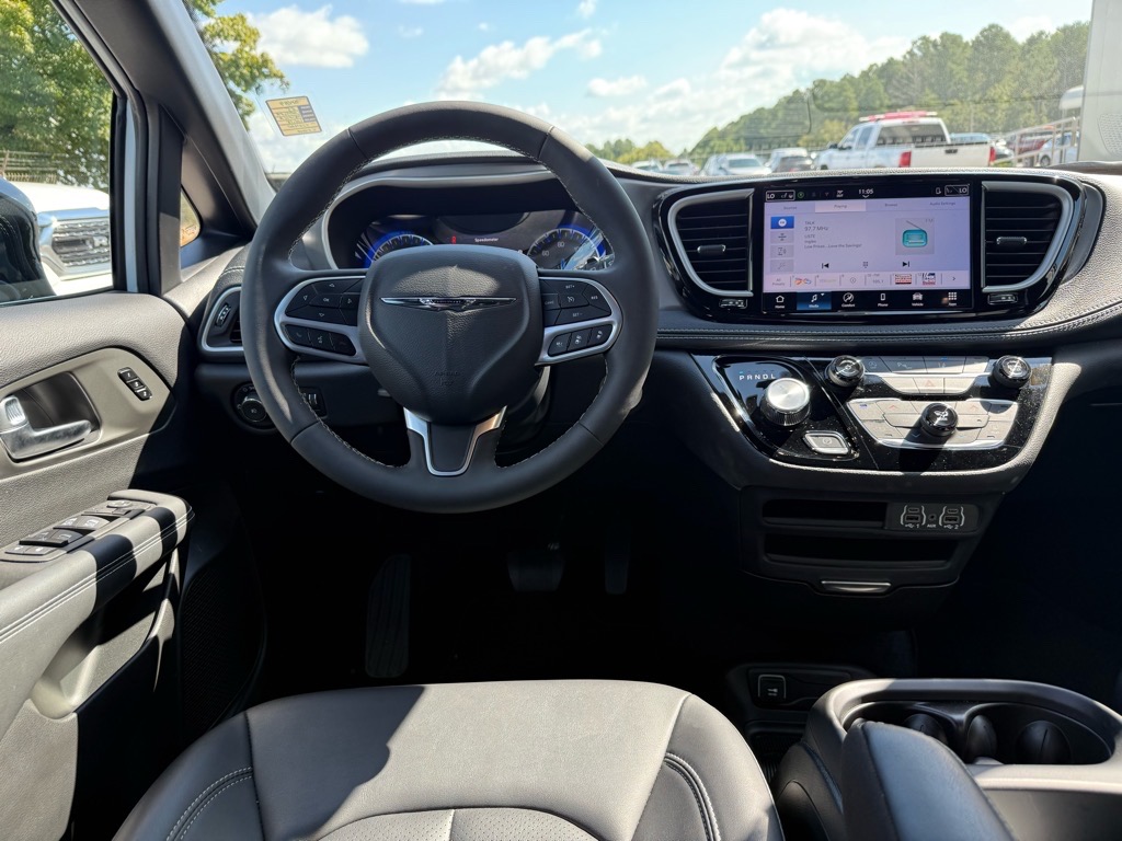 2025 Chrysler Pacifica photo 10