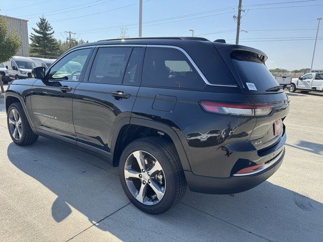 2025 Jeep Grand Cherokee Limited photo 2