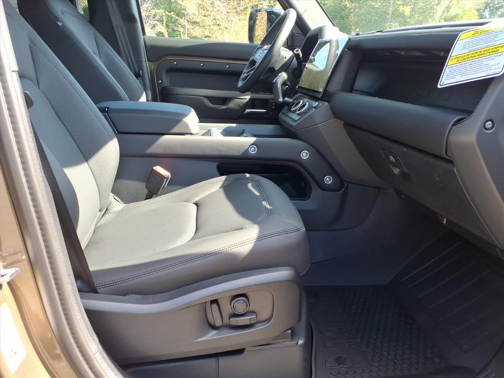 2026 Land Rover Defender 110 photo 3
