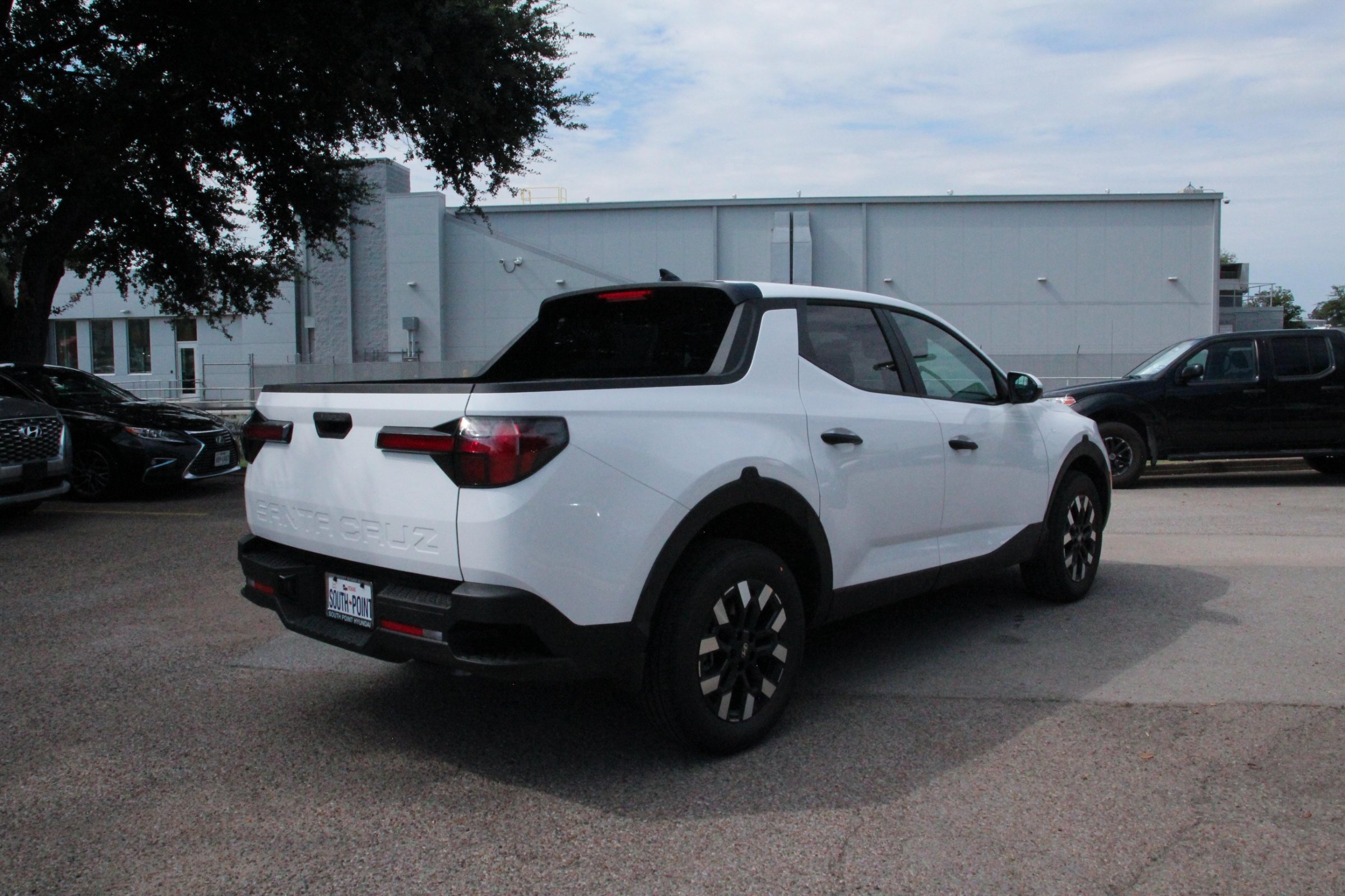 2026 Hyundai Santa Cruz SE photo 2