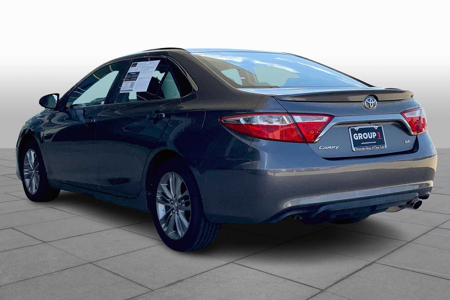 2017 Toyota Camry SE photo 11