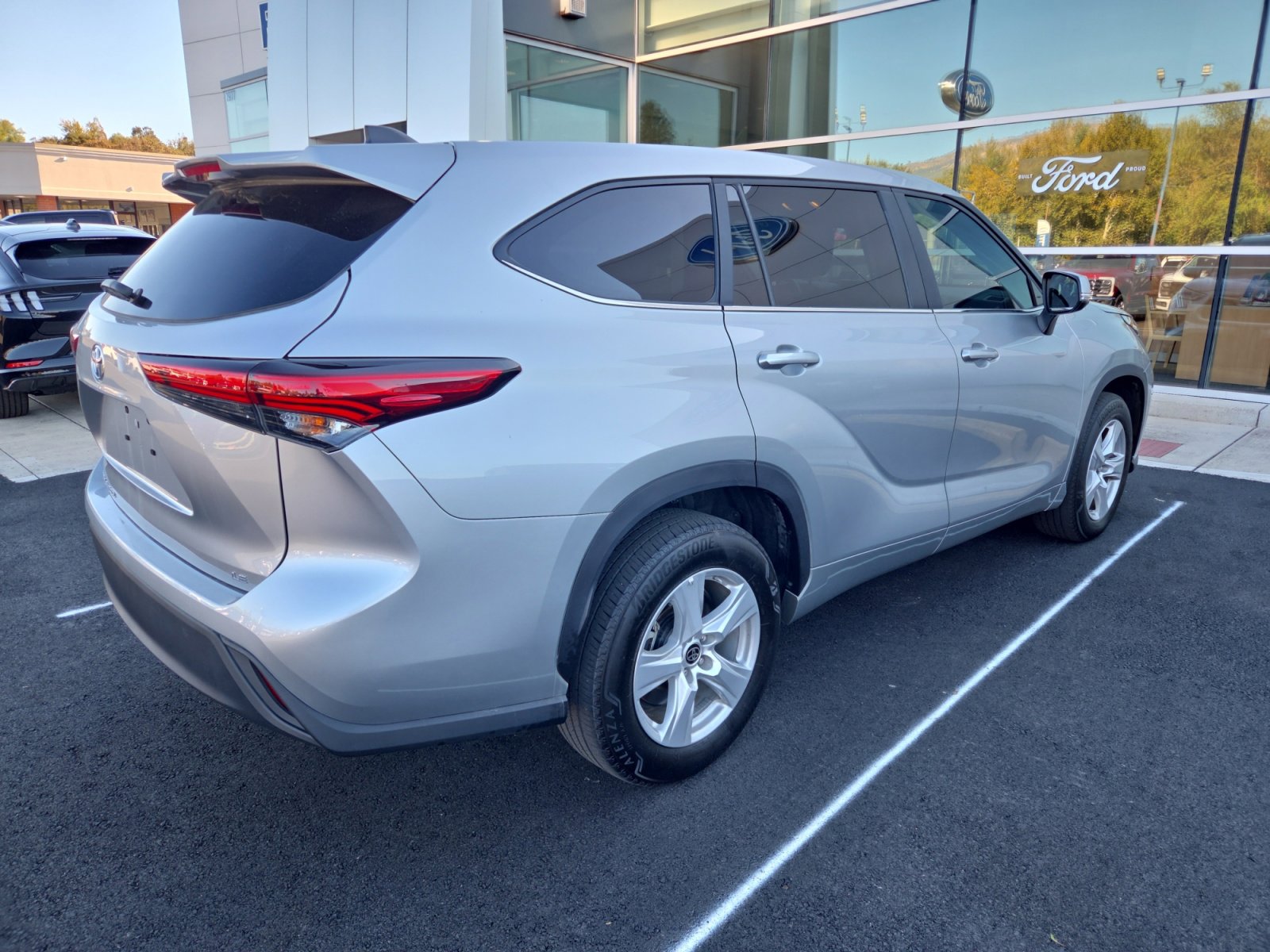2023 Toyota Highlander L photo 2