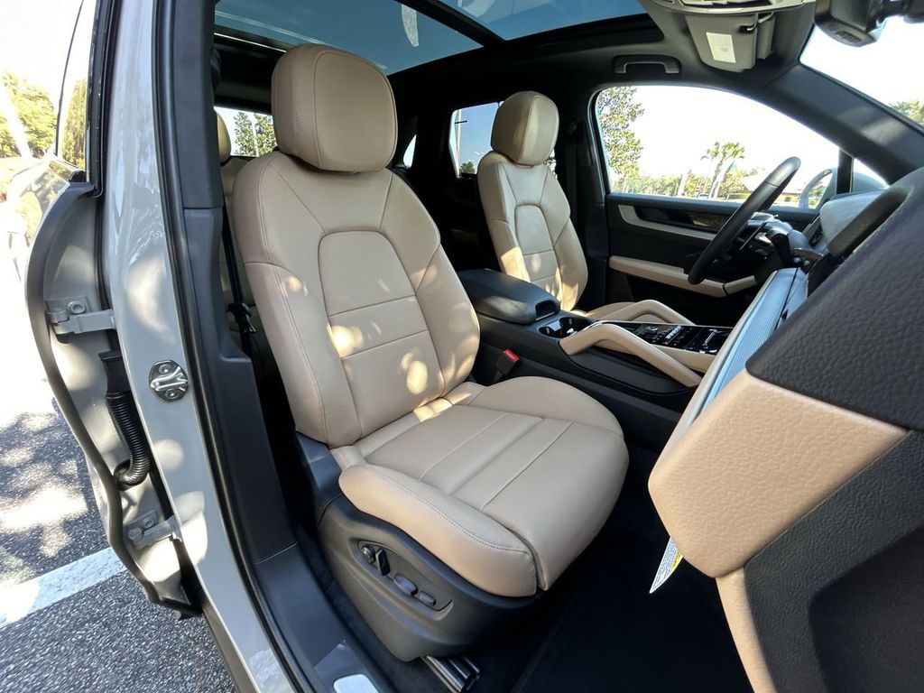 2025 Porsche Cayenne Base photo 29