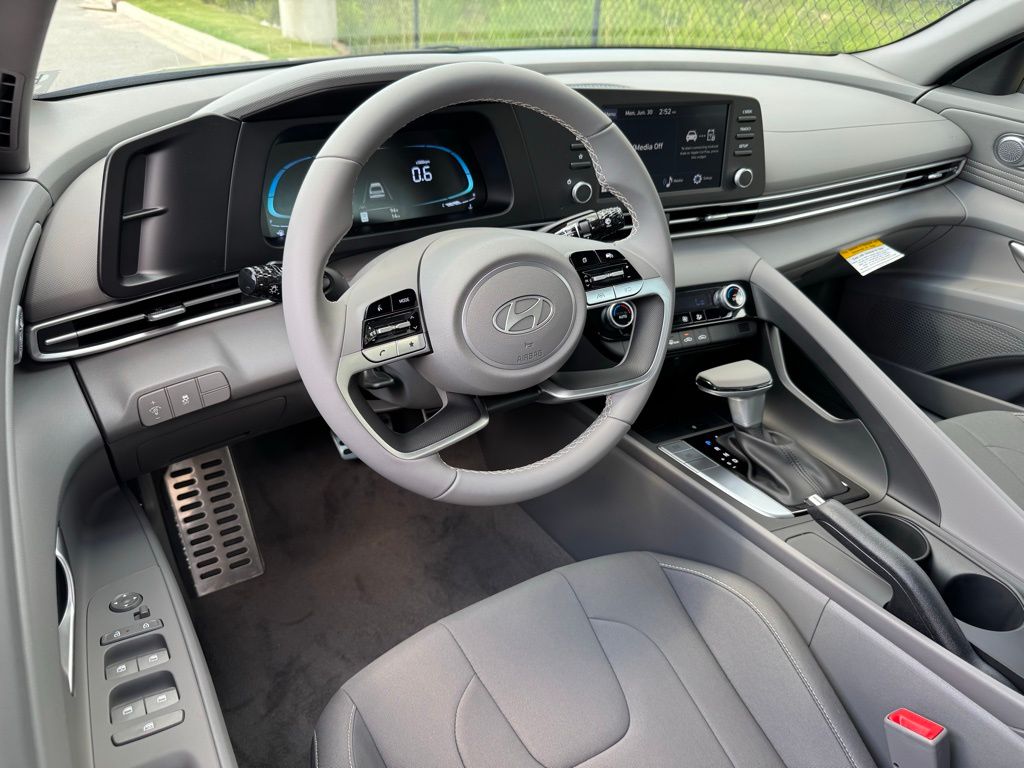 2025 Hyundai Elantra SEL Sport photo 2