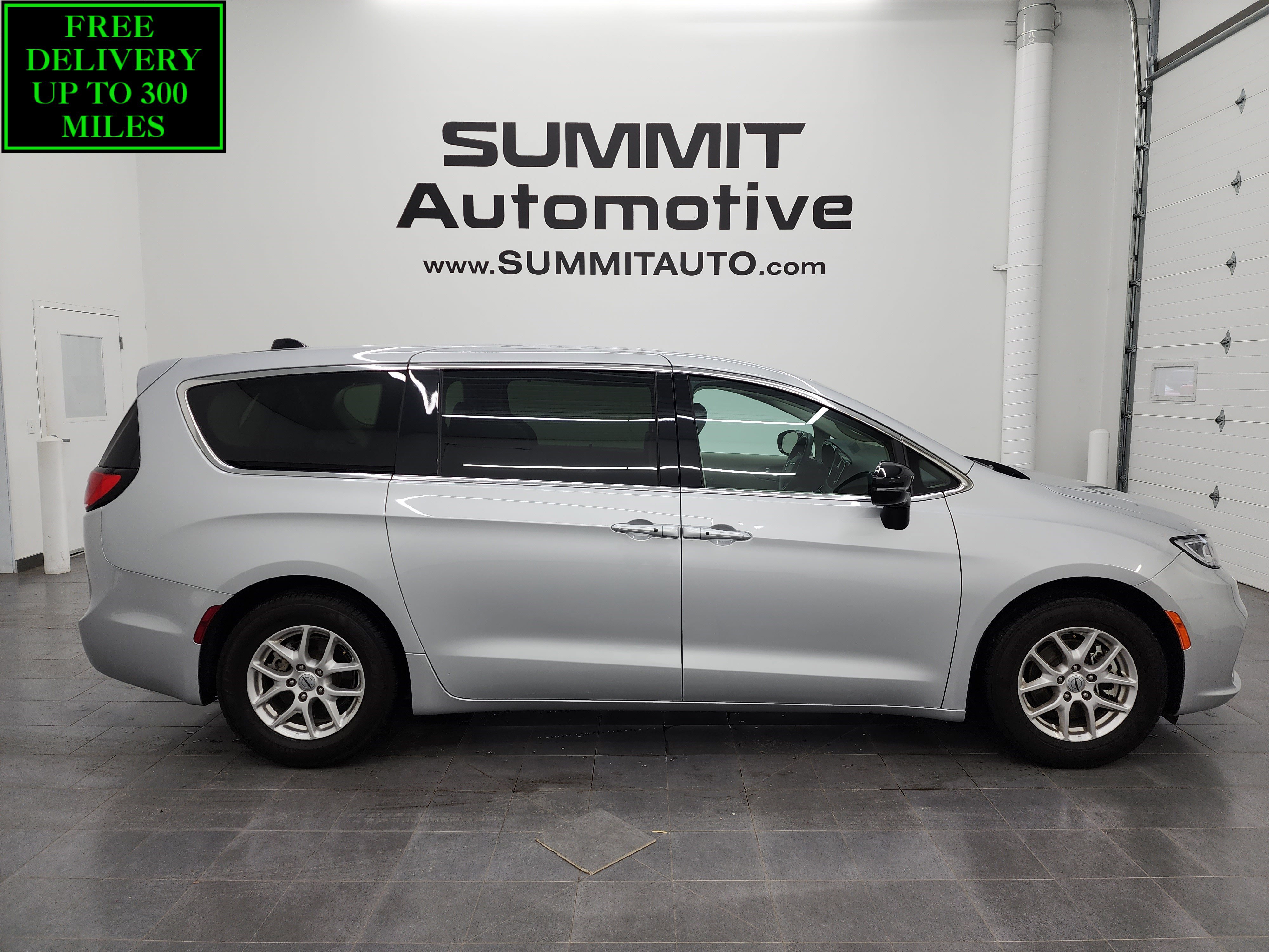 2024 Chrysler Pacifica Touring L's photo