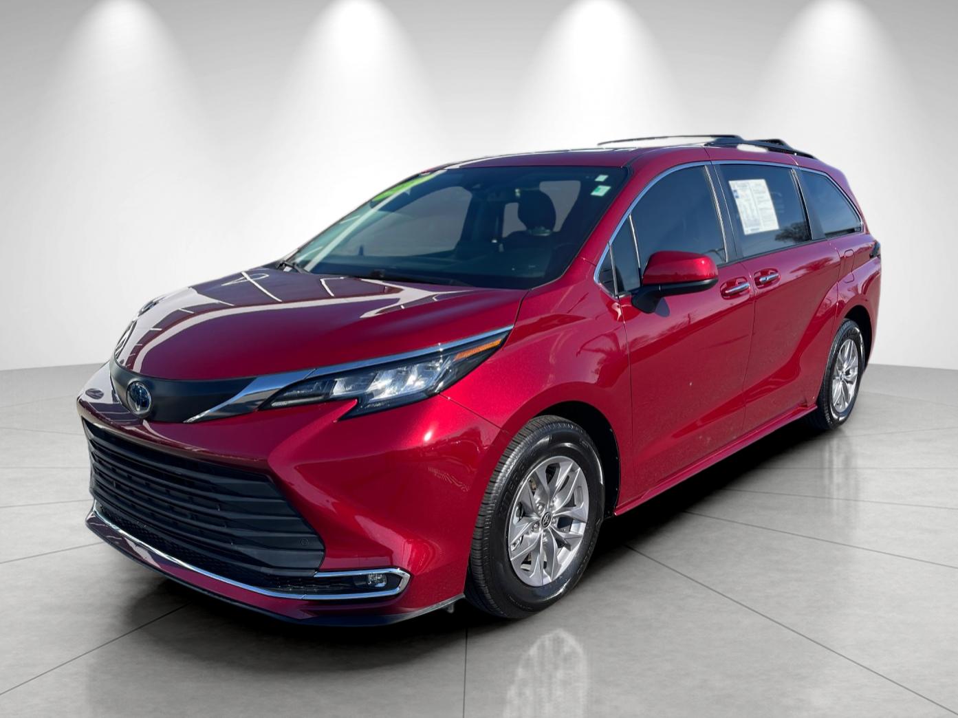 2022 Toyota Sienna XLE's photo