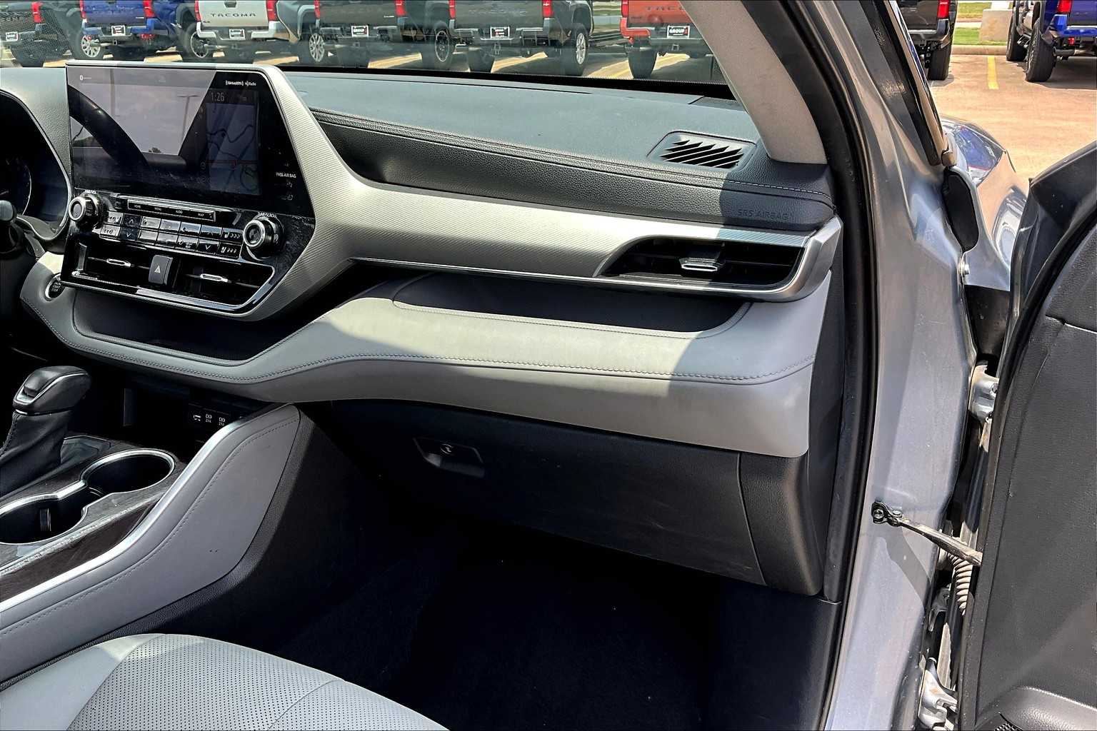 2021 Toyota Highlander Platinum photo 18