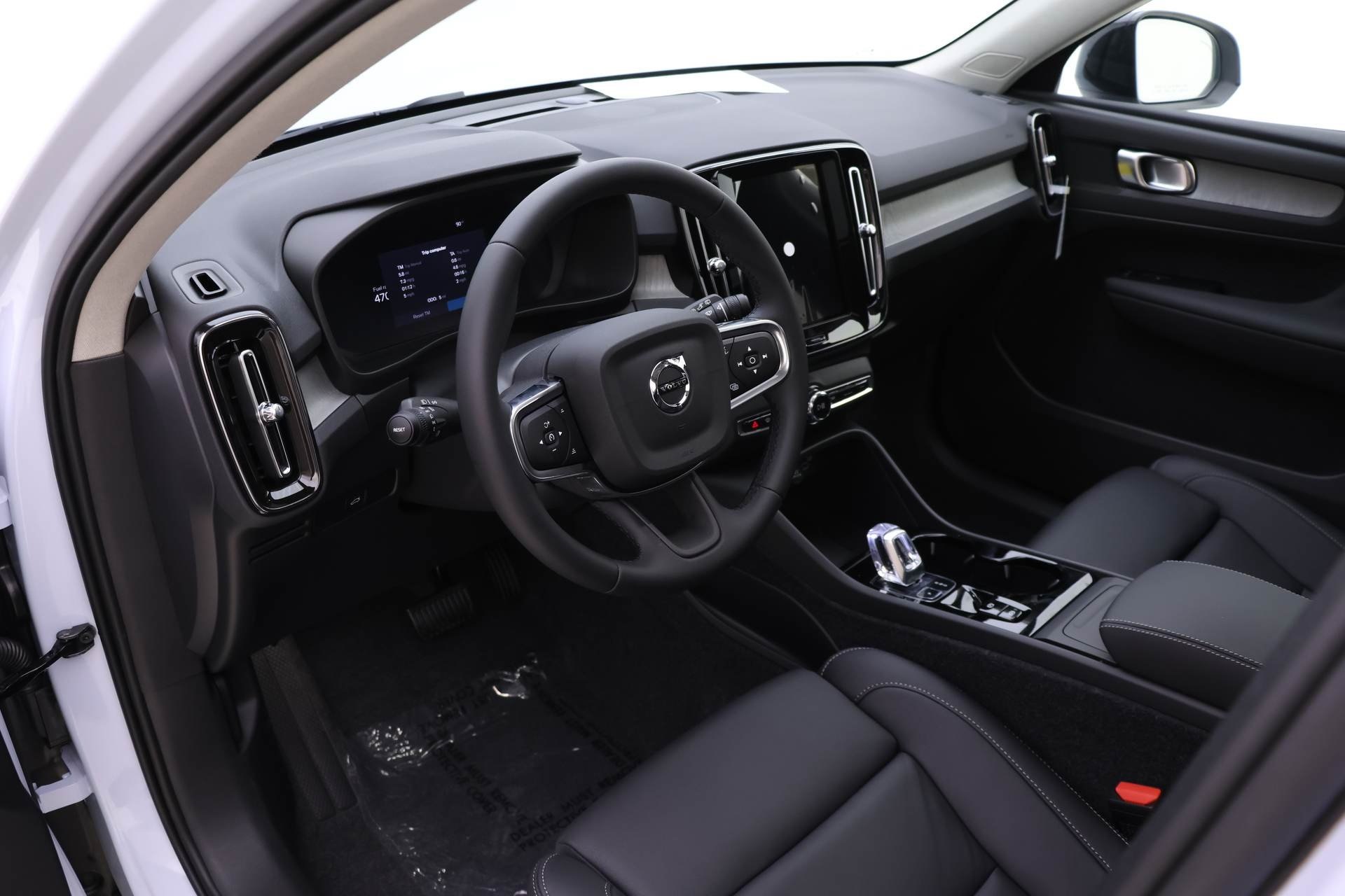 2026 Volvo XC40 Plus photo 4