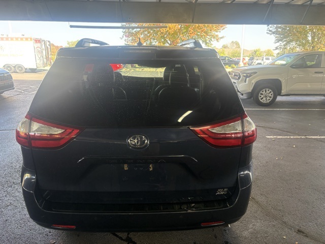 2019 Toyota Sienna XLE photo 4