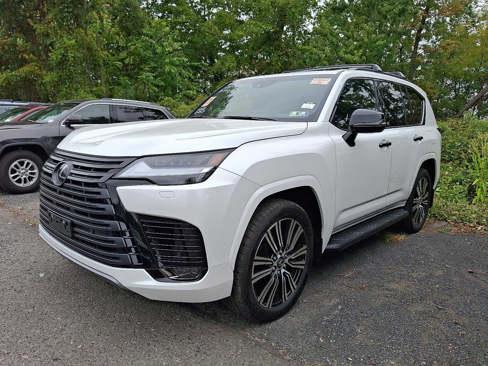 2024 Lexus LX 600 Luxury photo 3