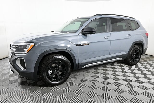 2025 Volkswagen Atlas Peak Edition SE photo 3