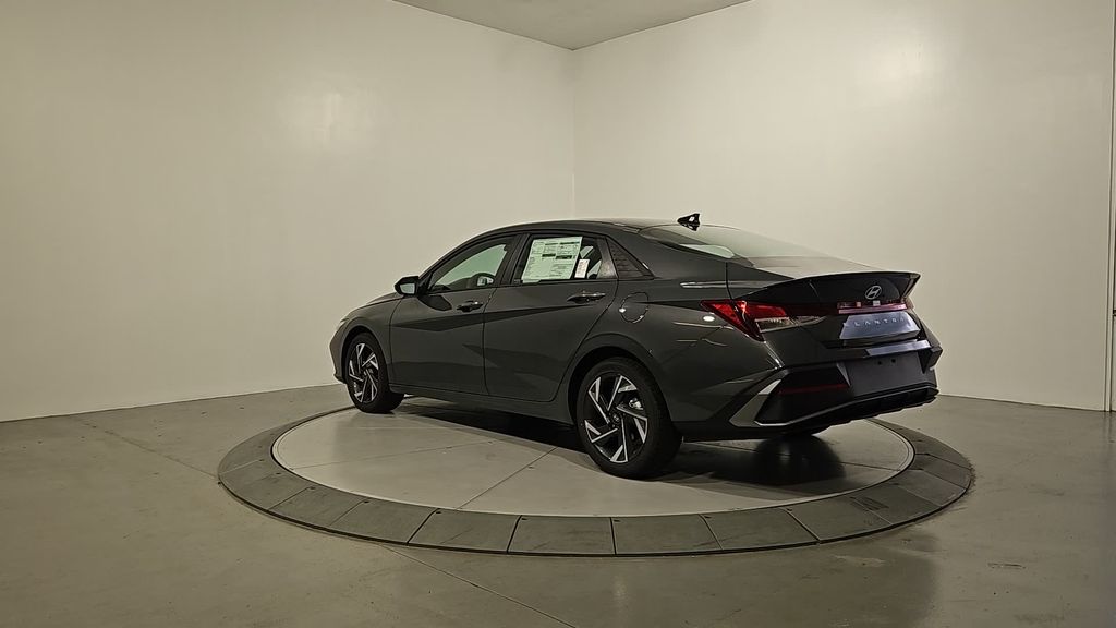 2025 Hyundai Elantra SEL Sport photo 3
