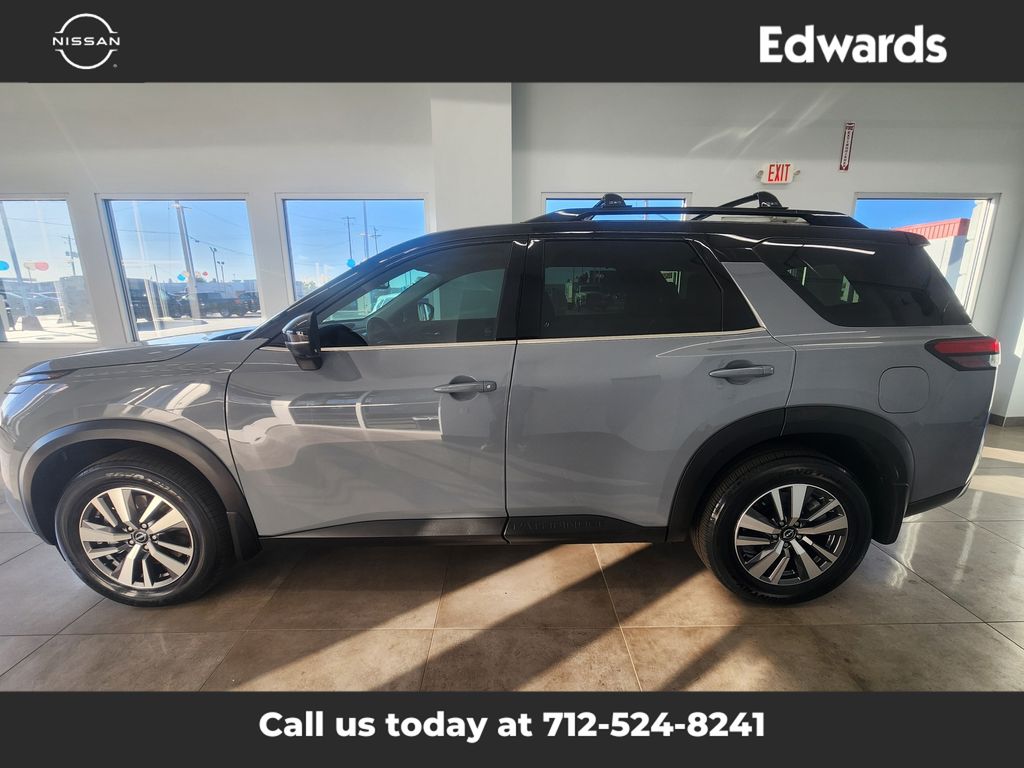 2025 Nissan Pathfinder Platinum photo 2