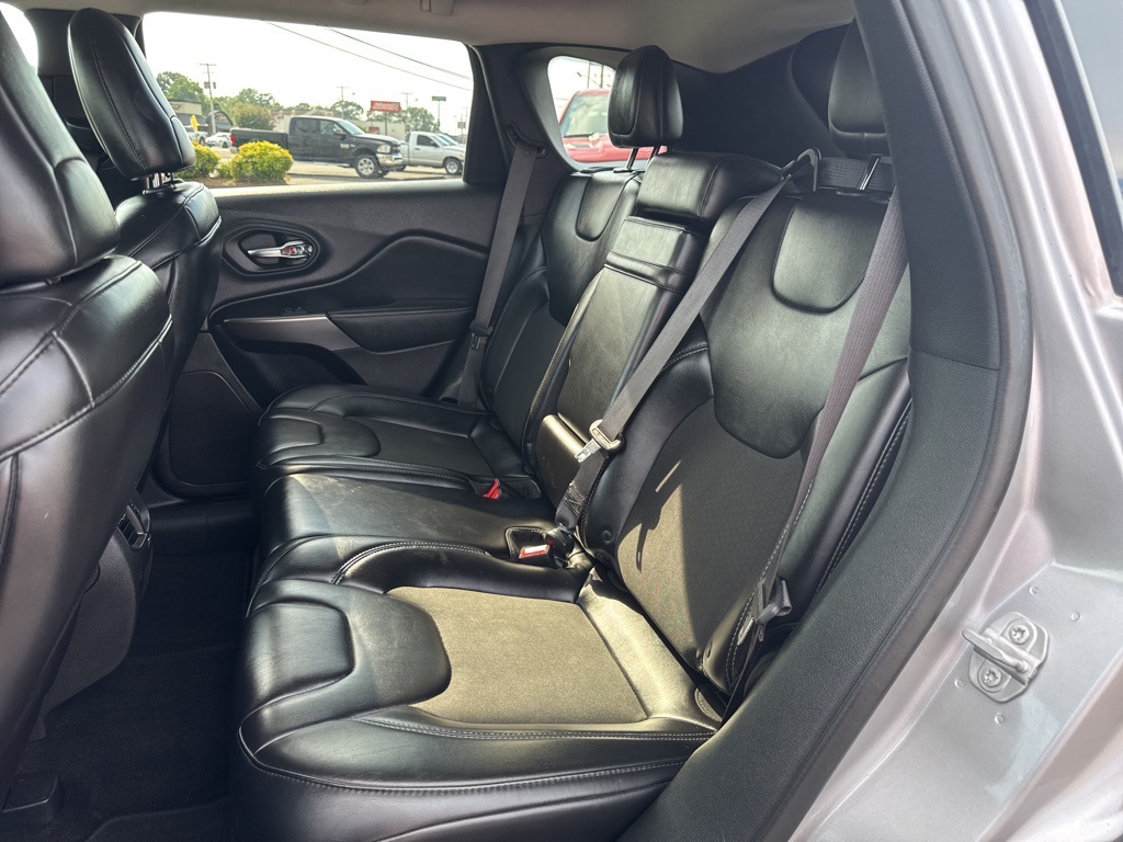 2019 Jeep Cherokee Latitude photo 18