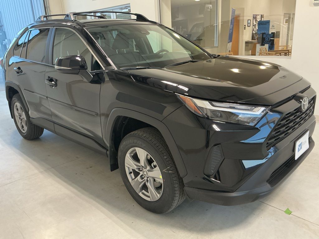 2025 Toyota RAV4 XLE's photo