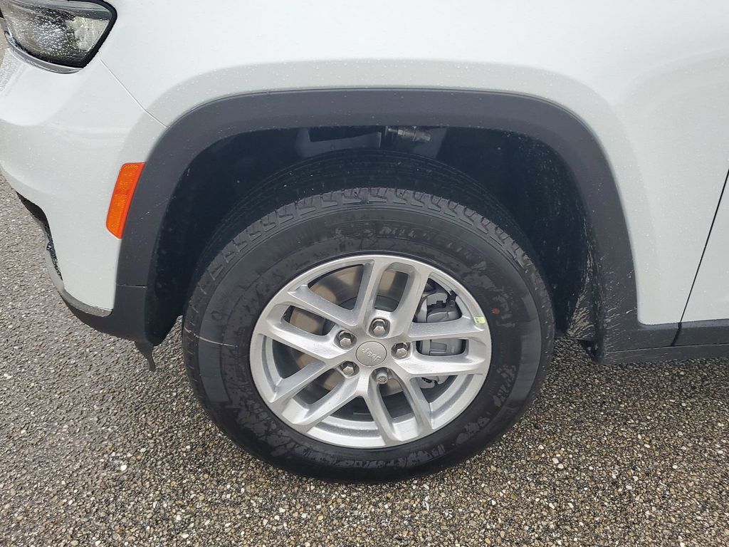 2025 Jeep Grand Cherokee Laredo Altitude photo 16
