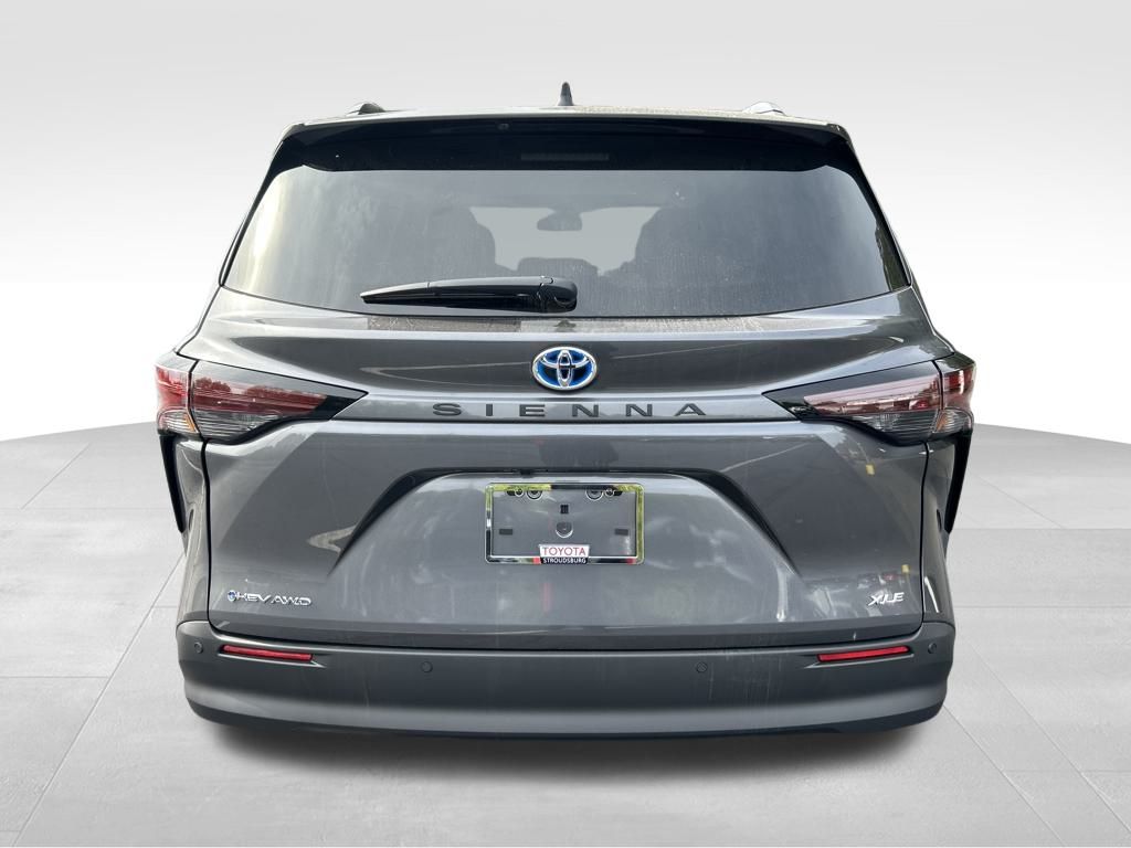 2025 Toyota Sienna XLE photo 4